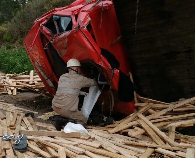 Motorista morre após tombar com carreta na BR-262 em Ibatiba