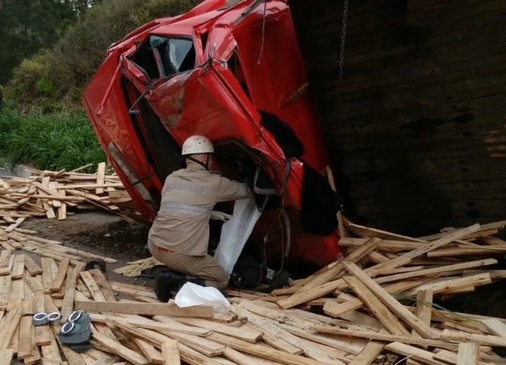 Motorista morre após tombar com carreta na BR-262 em Ibatiba