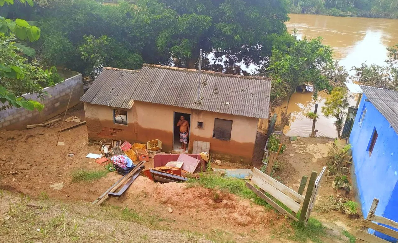 Famílias atingidas pelas chuvas retornam para suas casas em Itapemirim