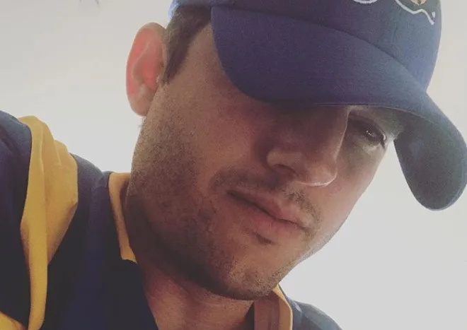 Ashton Kutcher diz que ficou à base de água e chá em retiro espiritual para superar separação de Demi Moore