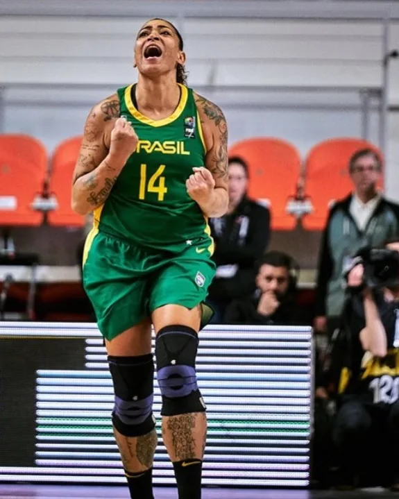 Pivô campeã da WNBA, brasileira alerta para o combate ao racismo: 'Tem que ser diário'