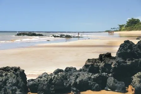 Homem desaparece no mar após tentar salvar filho de afogamento em Aracruz