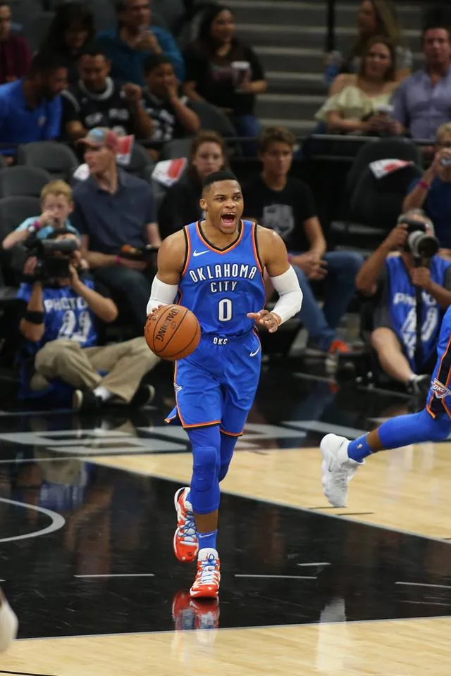 Com 'triple-double' de Westbrook, Thunder vence Jazz de virada na NBA