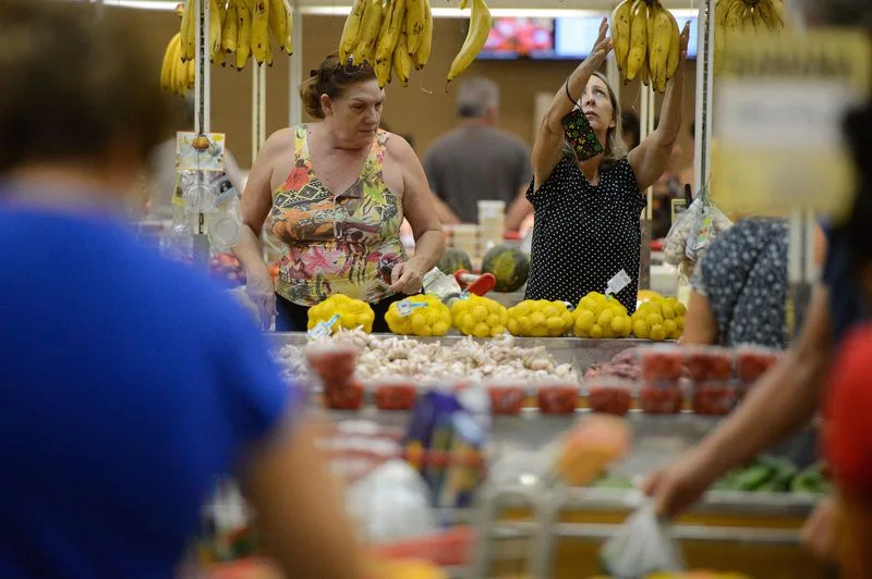 Vitória (ES) – Supermercados lotados e com filas nos caixas e na entrada funcionam em horário reduzido. (Tânia Rêgo/Agência Brasil)