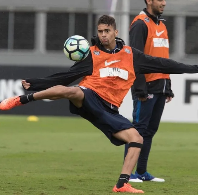 Léo Santos aguarda exames de Pablo para saber se será titular no Corinthians