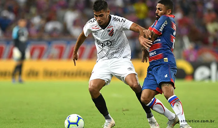 Athletico-PR segura empate sem gols com o Fortaleza e decide vaga em Curitiba