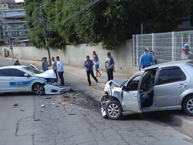 Colisão entre veículos deixa trânsito lento em via de Cachoeiro