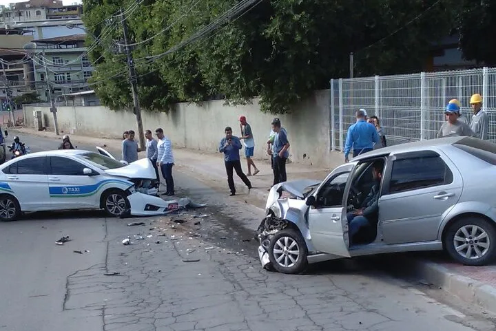 Colisão entre veículos deixa trânsito lento em via de Cachoeiro