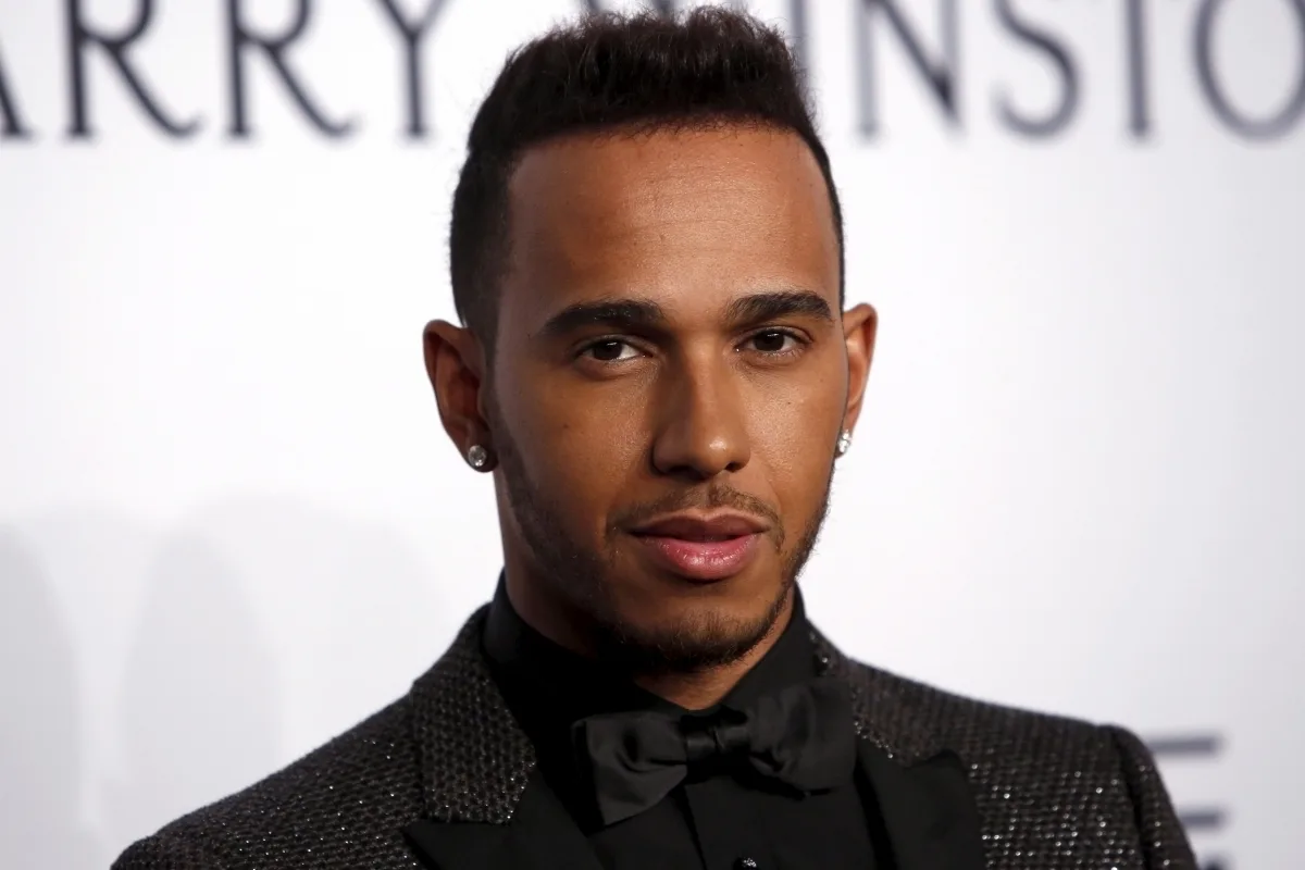 Lewis Hamilton cria coleção sem gênero para Tommy Hilfiger