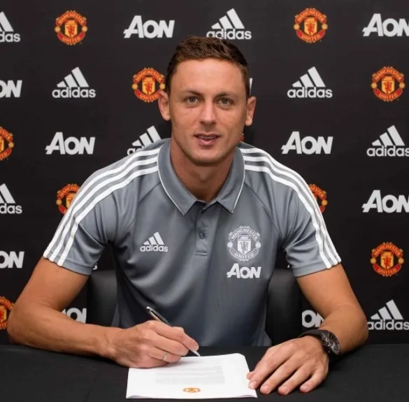 Manchester United contrata meio-campista Matic, ex-Chelsea