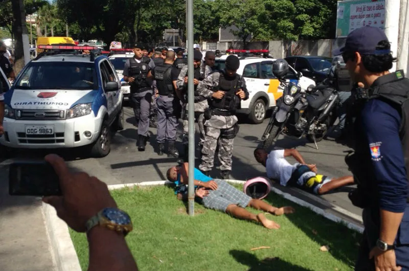 Dupla é detida após bater de moto em viatura da PM durante perseguição em Vitória