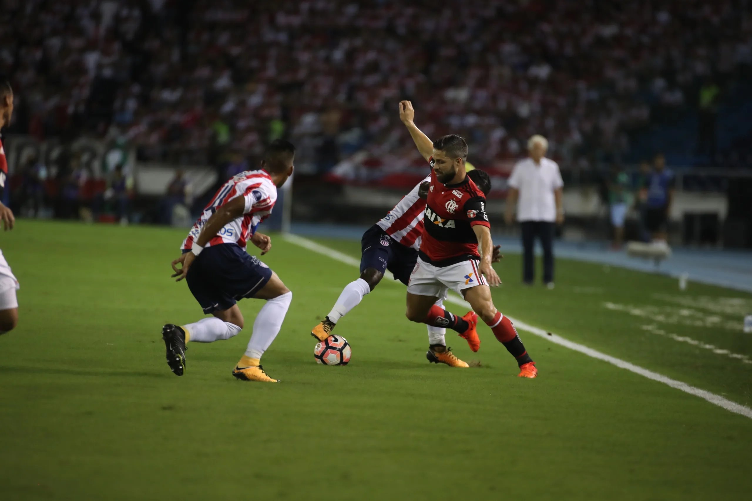 Já classificado, desfalcado Flamengo pega River Plate em busca da ponta do grupo