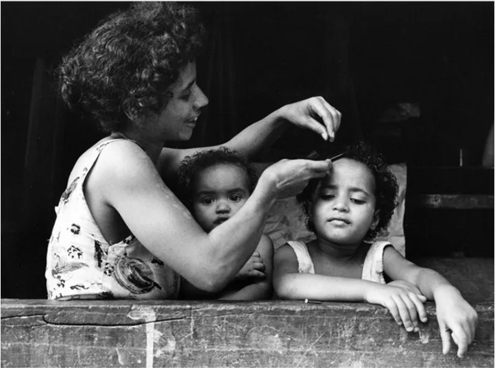 Fotógrafo registra rotina das mães ao redor do mundo durante 50 anos