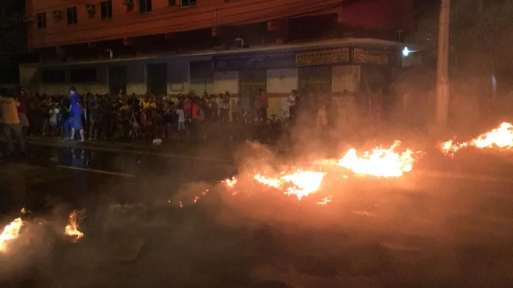 Familiares e amigos de menina atropelada realizam protesto na Avenida Carlos Lindenberg