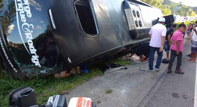 Ônibus de dupla sertaneja capota em rodovia de São Paulo