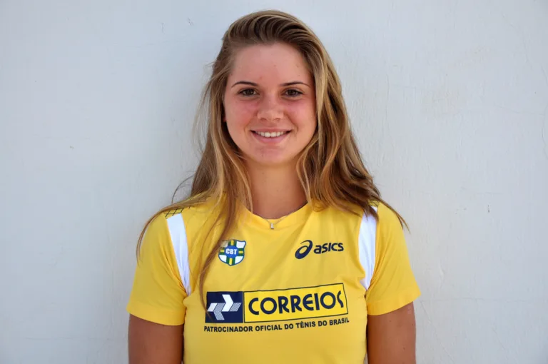 Favorita estreia com vitória em Rabat; Laura Pigossi vence nas duplas