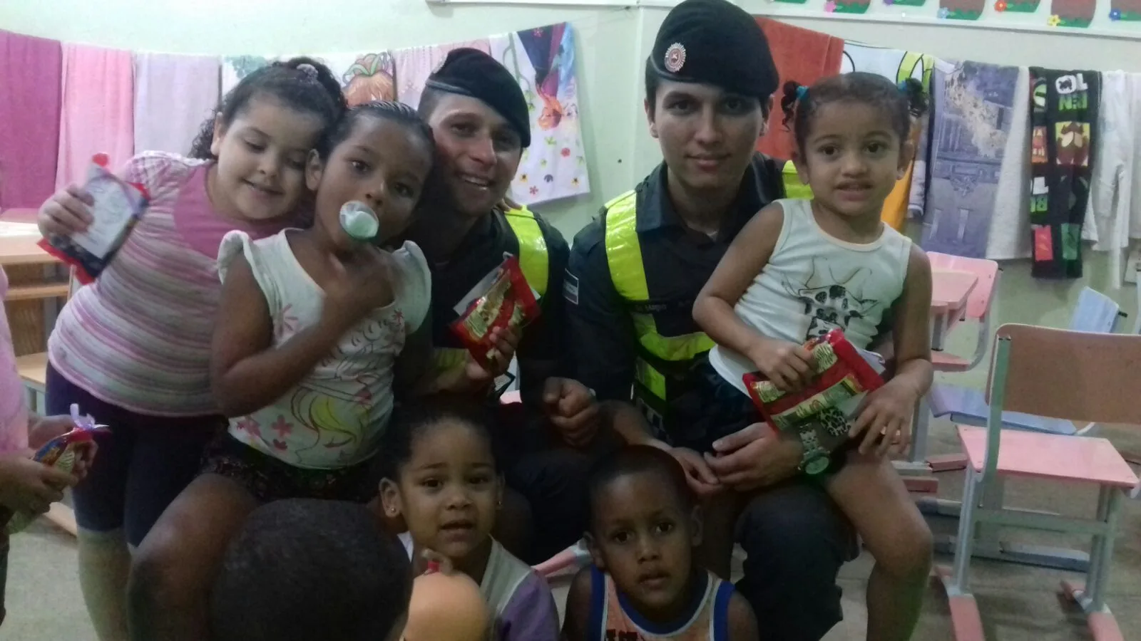 PM realiza visita tranquilizadora em escola de Cachoeiro na Semana das Crianças