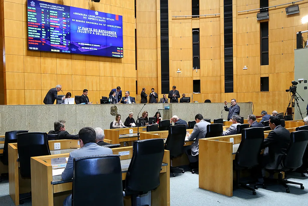 Deputados aprovam lei que cria 30 cargos de assessores de gabinete