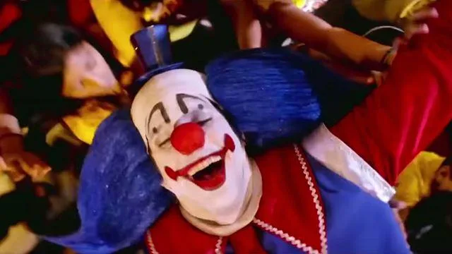 Trailer de filme sobre o palhaço Bozo tem sexo, drogas e briga pela audiência