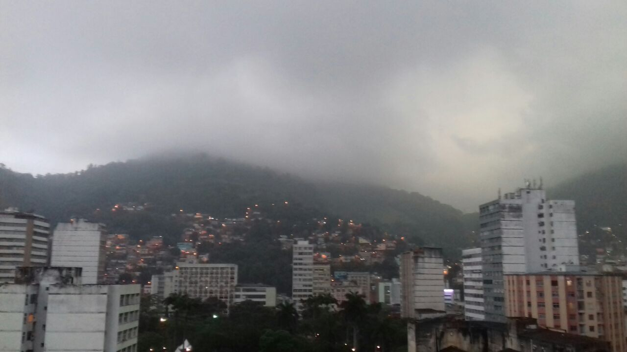 "Dia vira noite" na Grande Vitória e alerta de temporal assusta população