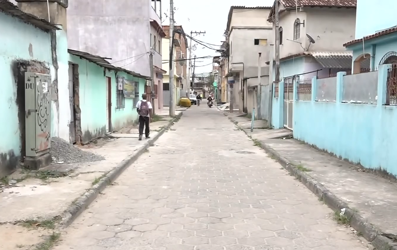 Tiroteio entre gangues rivais deixa homem e adolescente baleados em Vitória