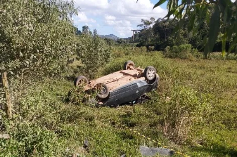 Motorista morre após capotar com carro em estrada no Sul do Estado