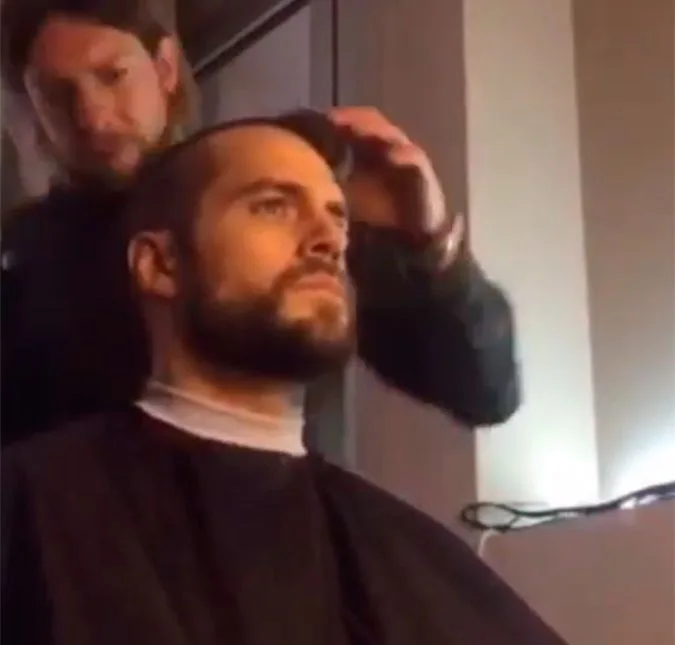 Após chegar atrasado no Instagram, Henry Cavill aparece raspando o cabelo