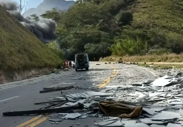 Acidente na BR 101: Caminhão que transportava granito estava acima da velocidade e já foi multado 24 vezes, diz PRF