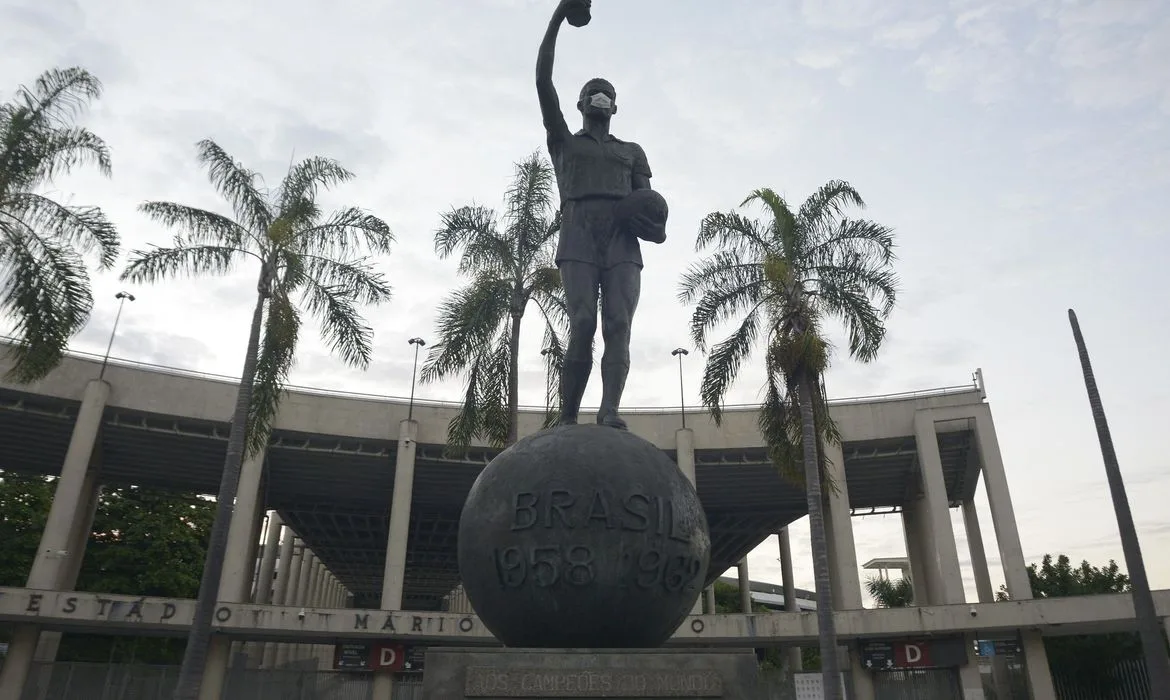 22/04/2020 Foto 05 – Estátua do “Bellini” em frente ao Maracanã.