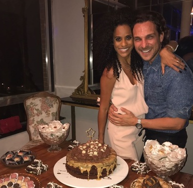 Igor Rickli e Aline Wirley comemoram aniversário em casa com presença de famosos