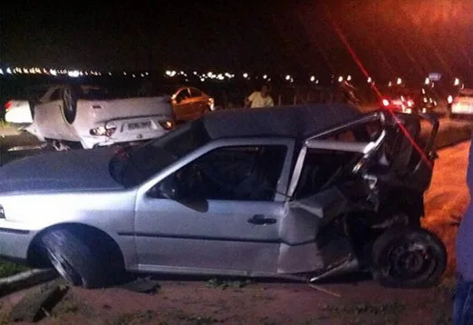 Carros ficam destruídos após acidente na Serra