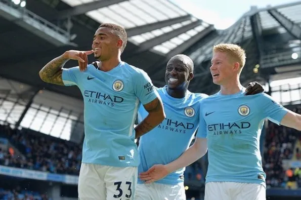 Gabriel Jesus marca, Manchester City vence e dispara na liderança do Inglês