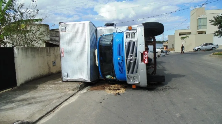 Caminhão carregado de móveis tomba e quase atinge casa em Linhares