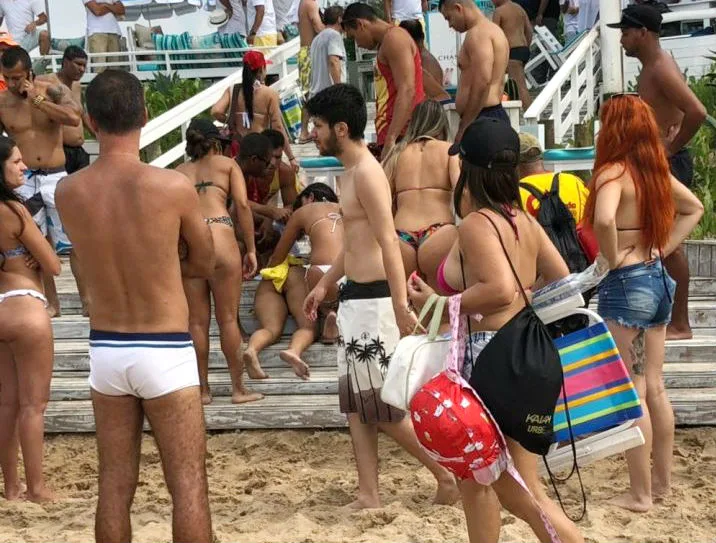 Mulher é baleada na praia em tentativa de assalto no Rio