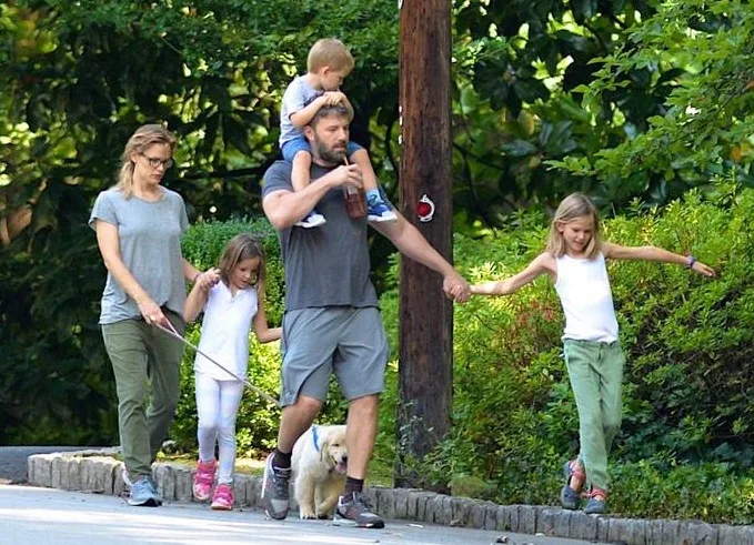 Ben Affleck e Jennifer Garner passeiam em família após polêmica com babá