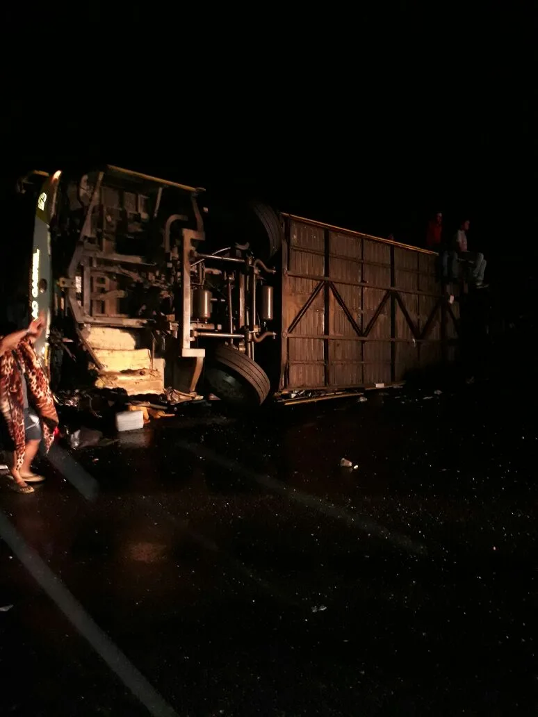 Ônibus que seguia com trabalhadores para Aracruz tomba e deixa três mortos na Bahia