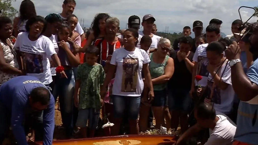 Corpo de treinador de escolinha de futebol é enterrado em Cariacica