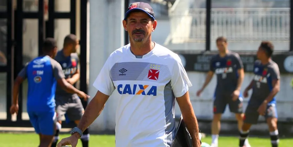 Luis Fabiano sente joelho e desfalca treino do Vasco; Nenê trabalha como titular