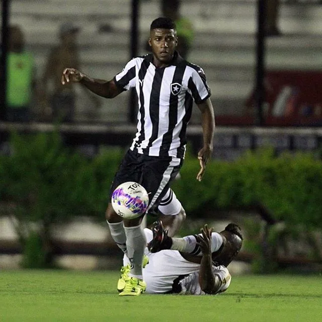 Botafogo marca no fim e arranca empate com o Vasco no clássico dos invictos