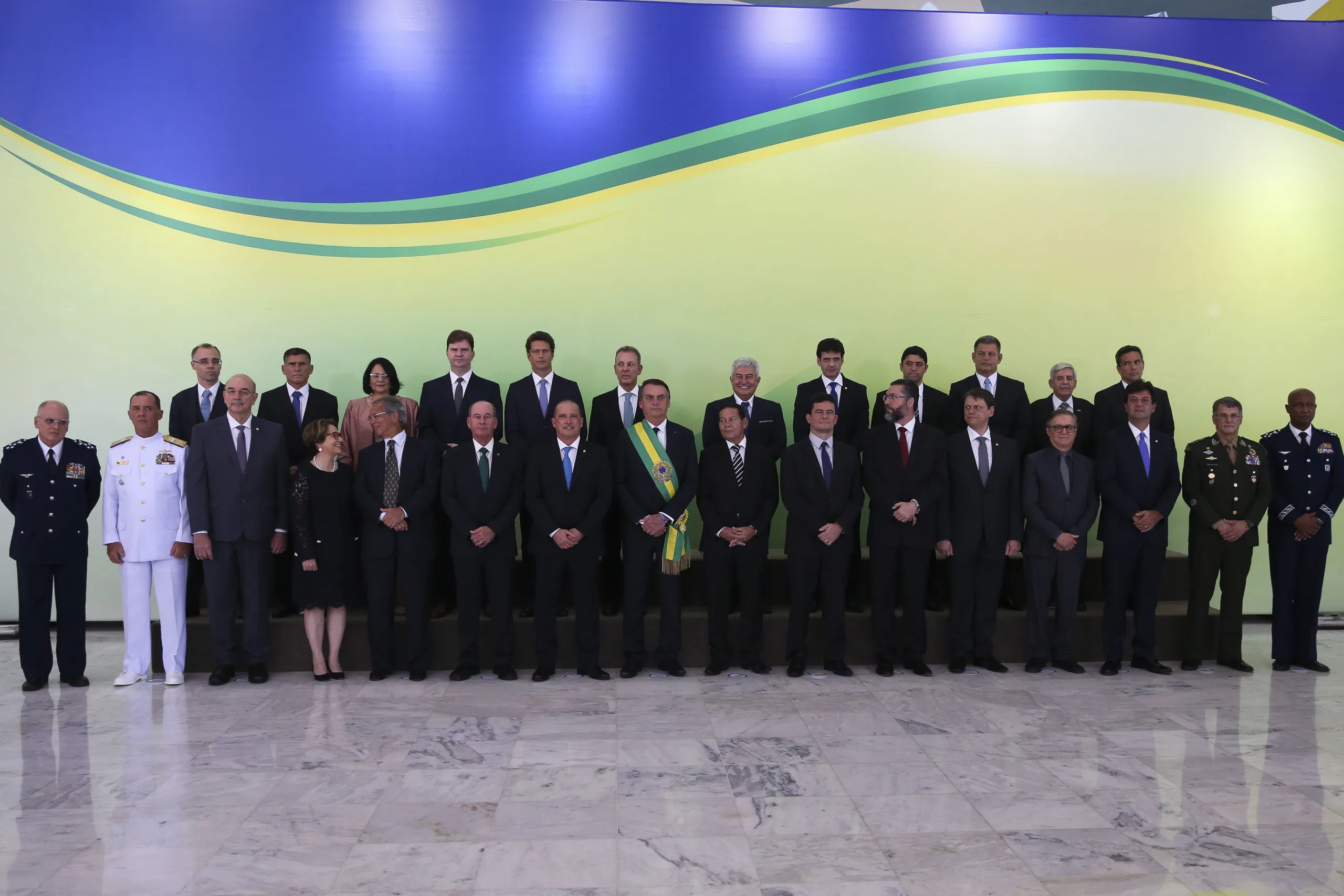 O presidente Jair Bolsonaro posa para foto oficial.