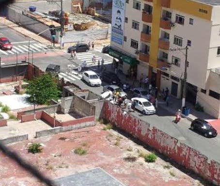 Semáforo deixa trânsito confuso e veículo capota em Vila Velha