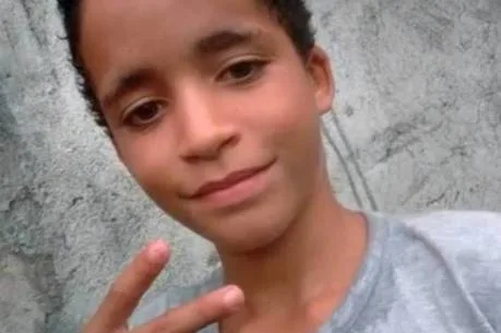 Menino de 12 anos é morto a tiros após sair para comprar lanche com o irmão de dez anos