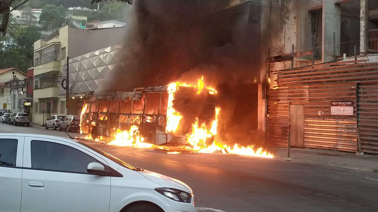 Bandidos atearam fogo em ônibus / crédito: Thiago Soares