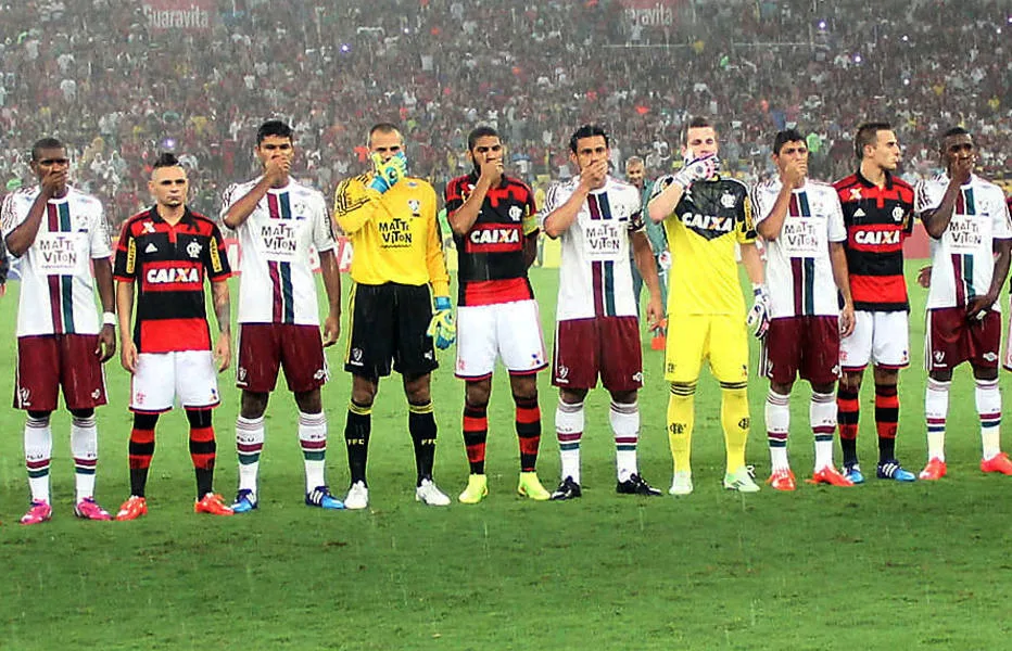 FLA2 – RJ – 05/04/2015 – FLAMENGO/FLUMINENSE – ESPORTES OE – Jogo entre Flamengo e Fluminense válido pela 14 rodada do Campeonato Estadual realizado no Maracanã, zona norte do Rio. – na foto Jogadores de Flamengo e Fluminense com a mao na boca em solidariedade a censura imposta ao tecnico do Flamengo Vanderlei Luxemburgo Foto: […]