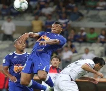 Samudio evita desastre e garante empate do Cruzeiro no último minuto