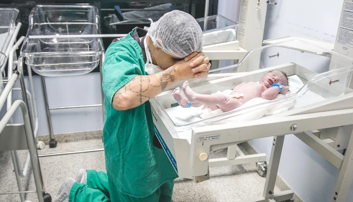 Foto de capixaba ajoelhado ao lado do filho em hospital viraliza nas redes sociais