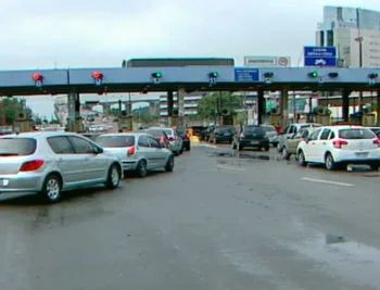 Demora para retirar carros quebrados na ponte causa caos no trânsito na GV