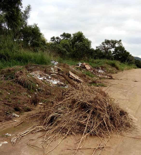 Moradora reclama de lixo e entulho em terrenos de Meaípe, em Guarapari