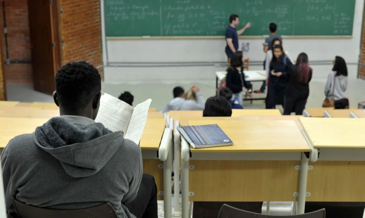 UnB foi a primeira universidade federal a adotar sistema de cotas raciais UnB reserva vagas para negros desde o vestibular de 2004 Percentual de negros com diploma cresceu quase quatro vezes desde 2000, segundo IBGE