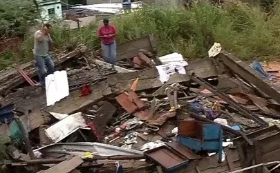 Casa em construção desaba e deixa homem ferido em Cariacica